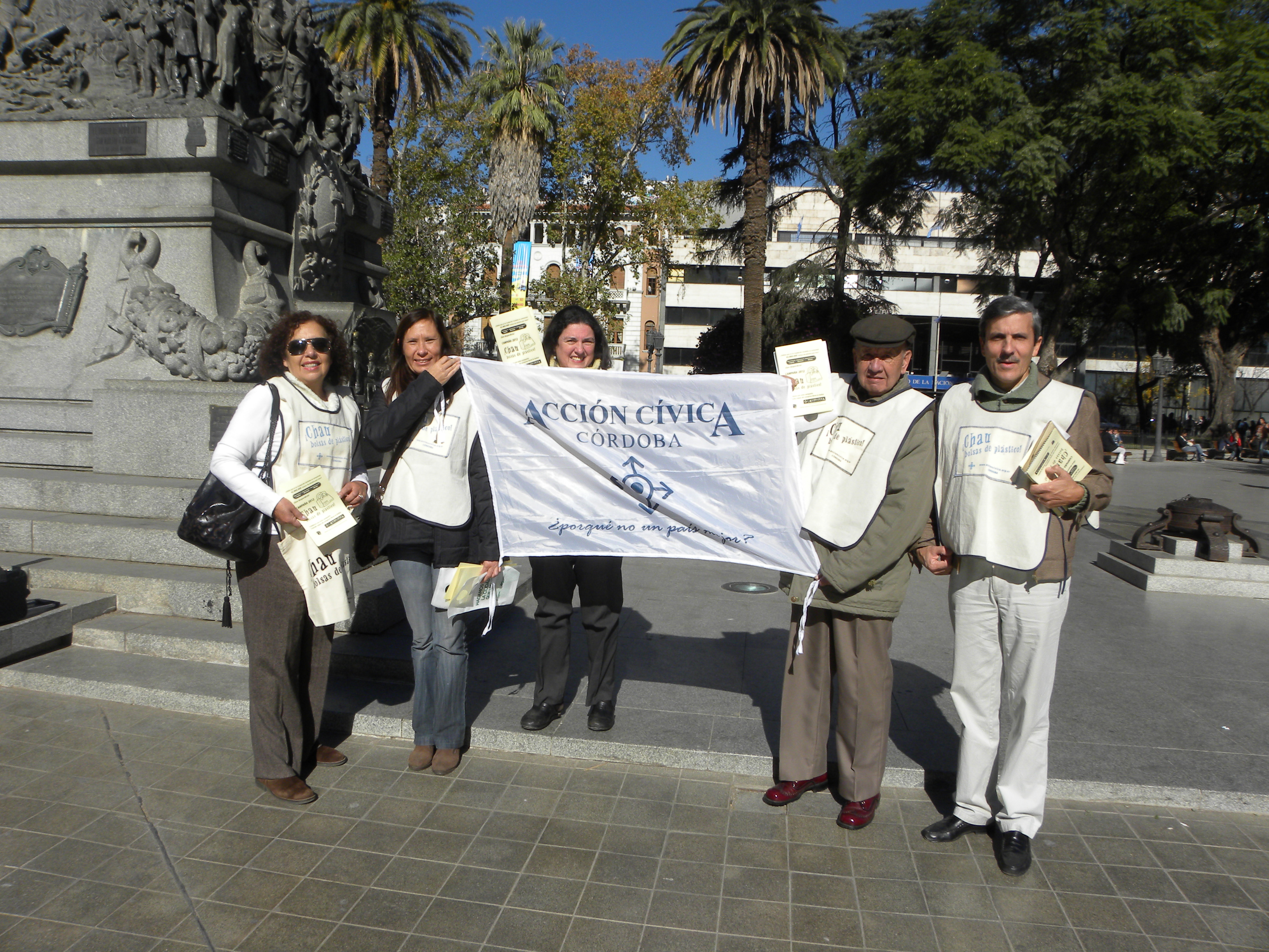Entrega de folletos en la zona céntrica de la ciudad de Córdoba